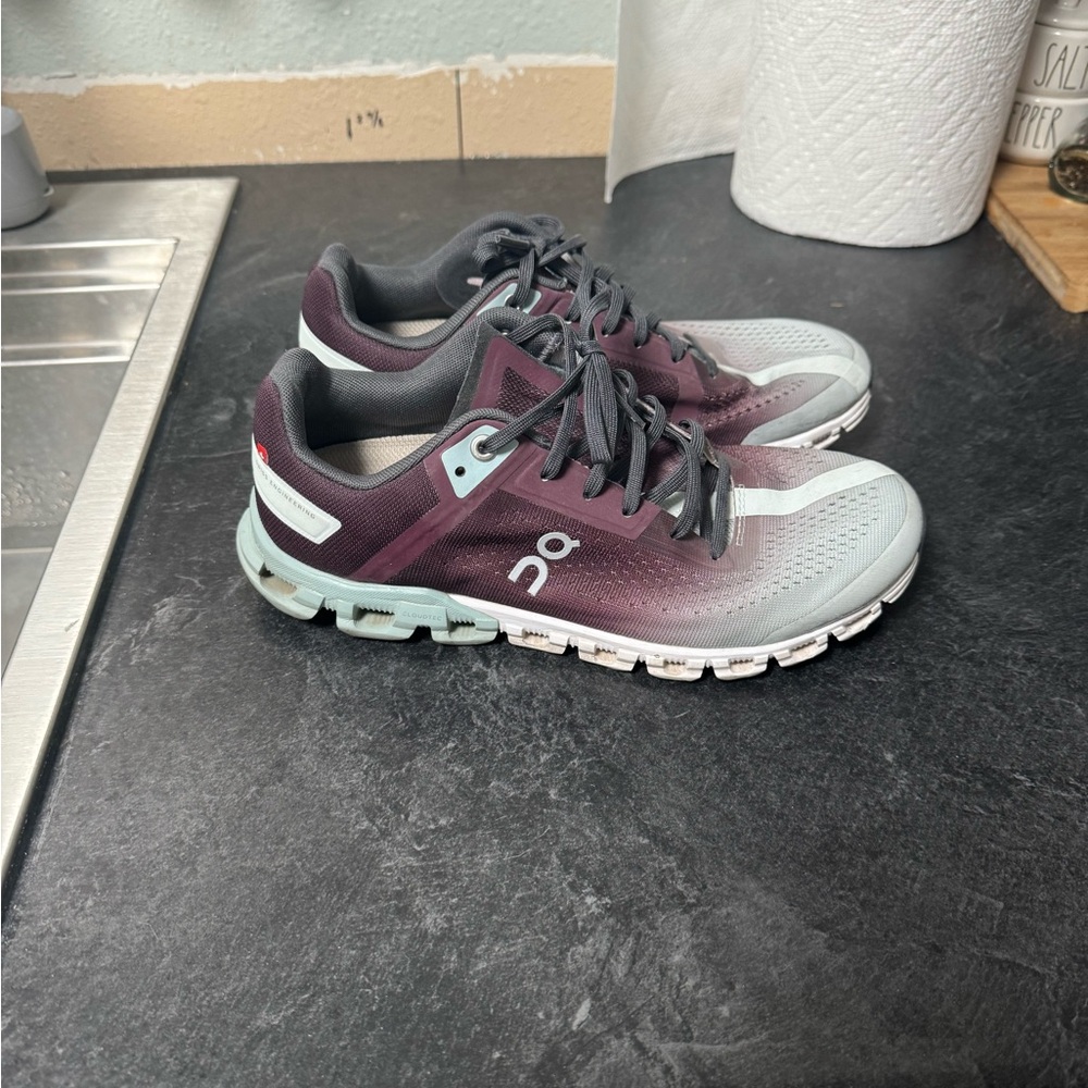 On Cloudflow tennis shoes size 8